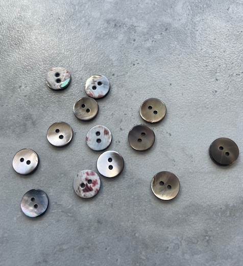 FLAT SHELL BUTTON CHOCOLATE