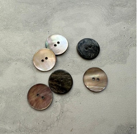 FLAT SHELL BUTTON CHOCOLATE