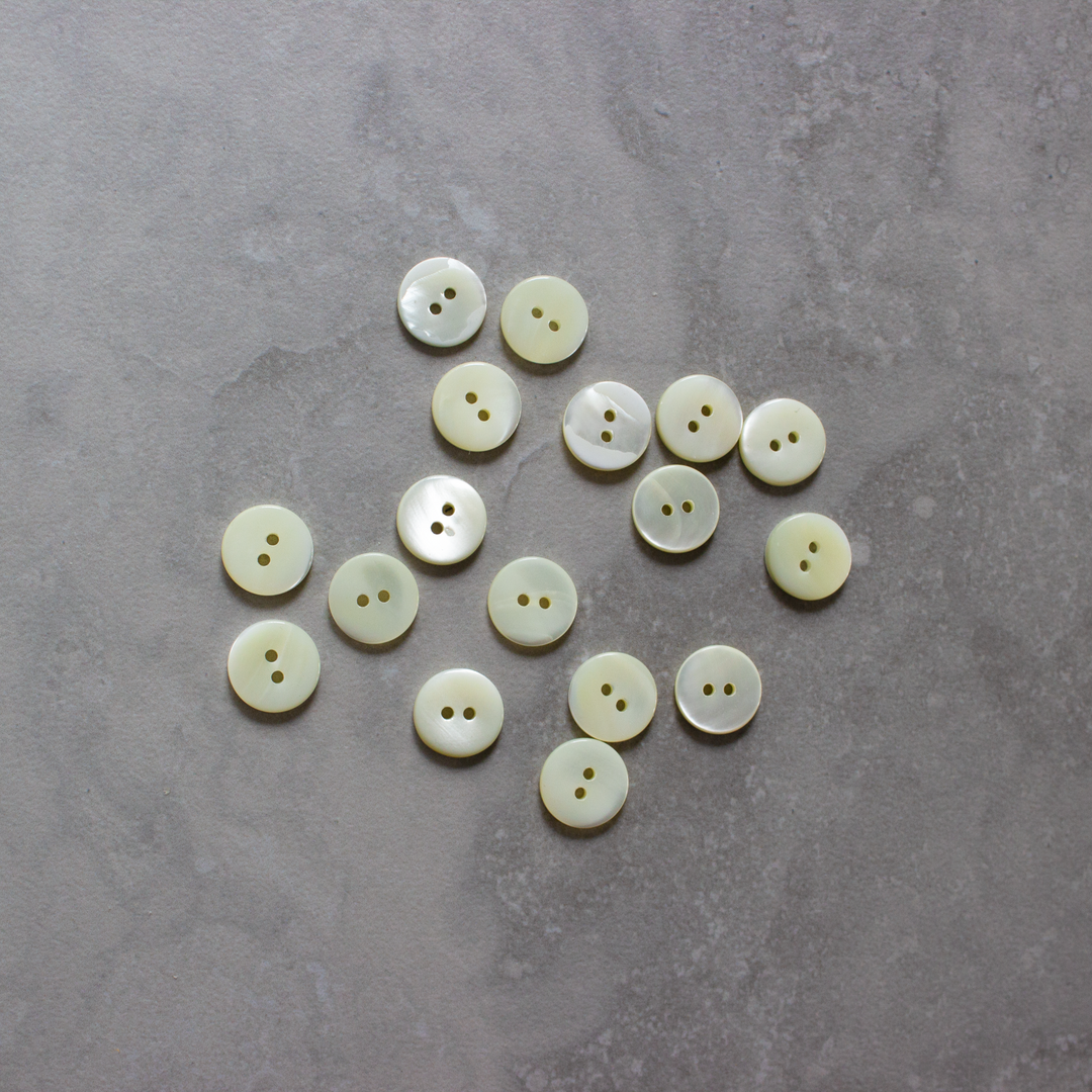 Shell Button Flat FLAT SHELL BUTTON WHITE – Hawes & Freer