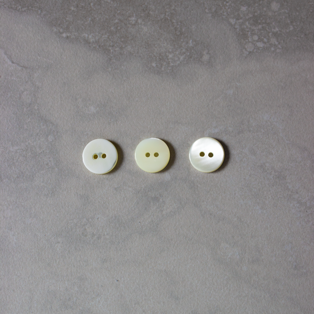 Shell Button Flat FLAT SHELL BUTTON WHITE – Hawes & Freer